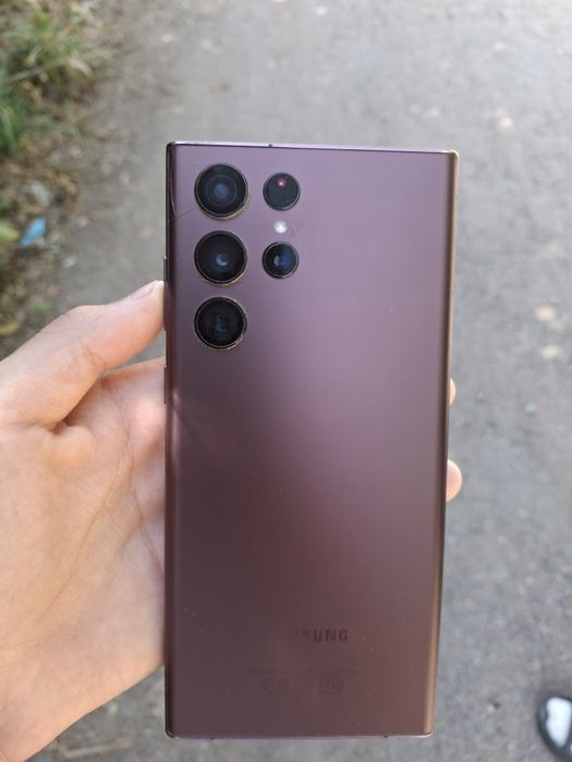 Samsung S22 Ultra Burgundy.