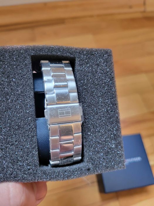 Часовник Tommy Hilfiger Axel - чисто нов, оригинал, хронограф.