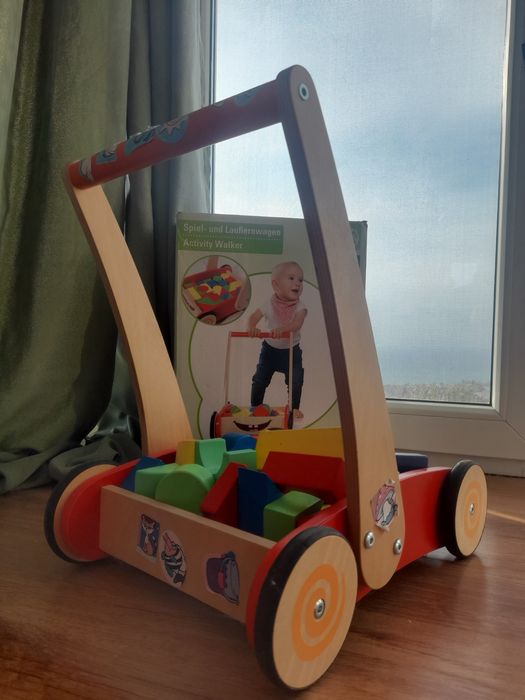 Детска дървена проходилка за бутане с дървени кубчета