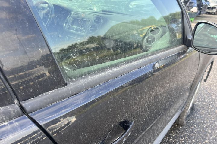 Perie exterior geam usa fata dreapta Volkswagen VW Tiguan prima gener