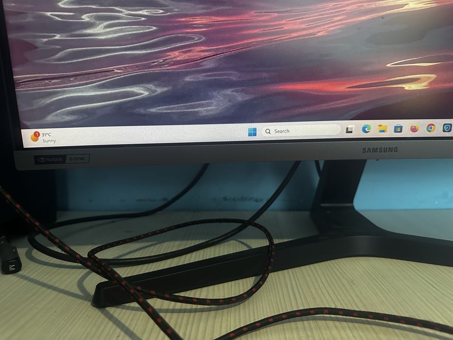 Sistem Descktop PC Gaming cu Monitor si Tastatura.