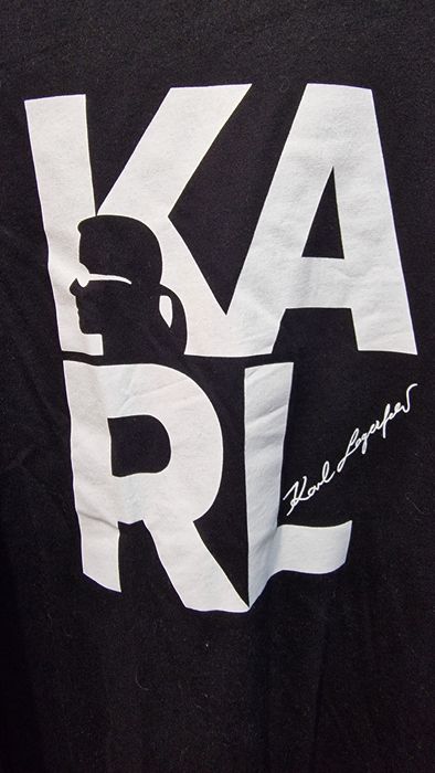 Rochiei Karl Lagerfeld.