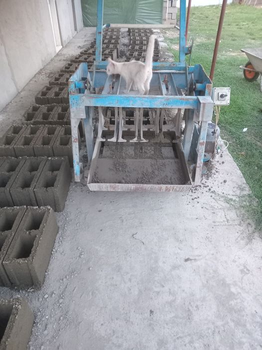 Vand vibropresa ,1buc matrita 15/ 20/40 ,1buc matrita 20/20/40 pret 5500lei negociabil.