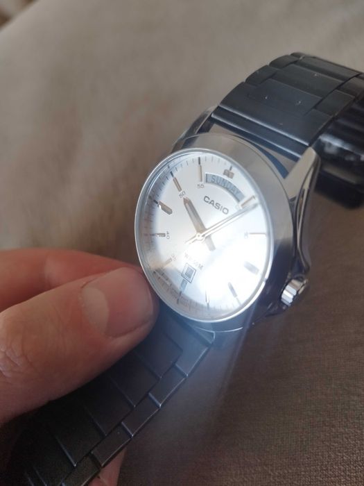 Часовник CASIO MTP-1370, с драскотина по стъклото