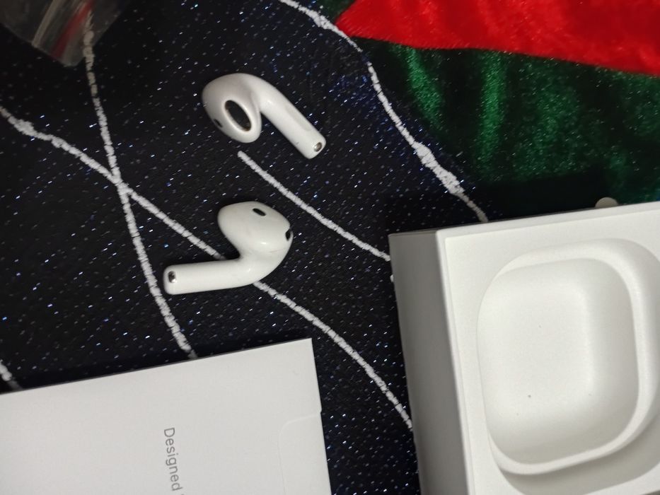 Продам Airpods 4 наушники, левые и правые, 
для тех кто потерял, ориги