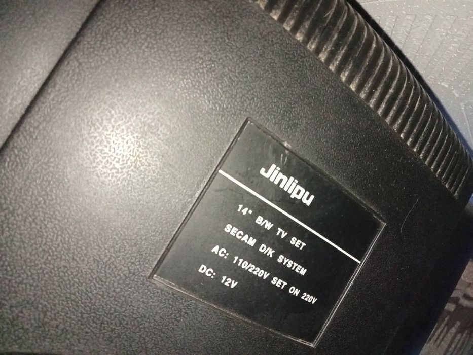 два мини-телевизора цветной и черно-белый