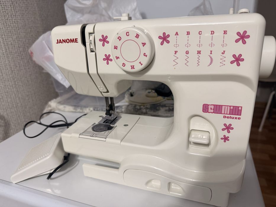 Продам швейную машинку Janome