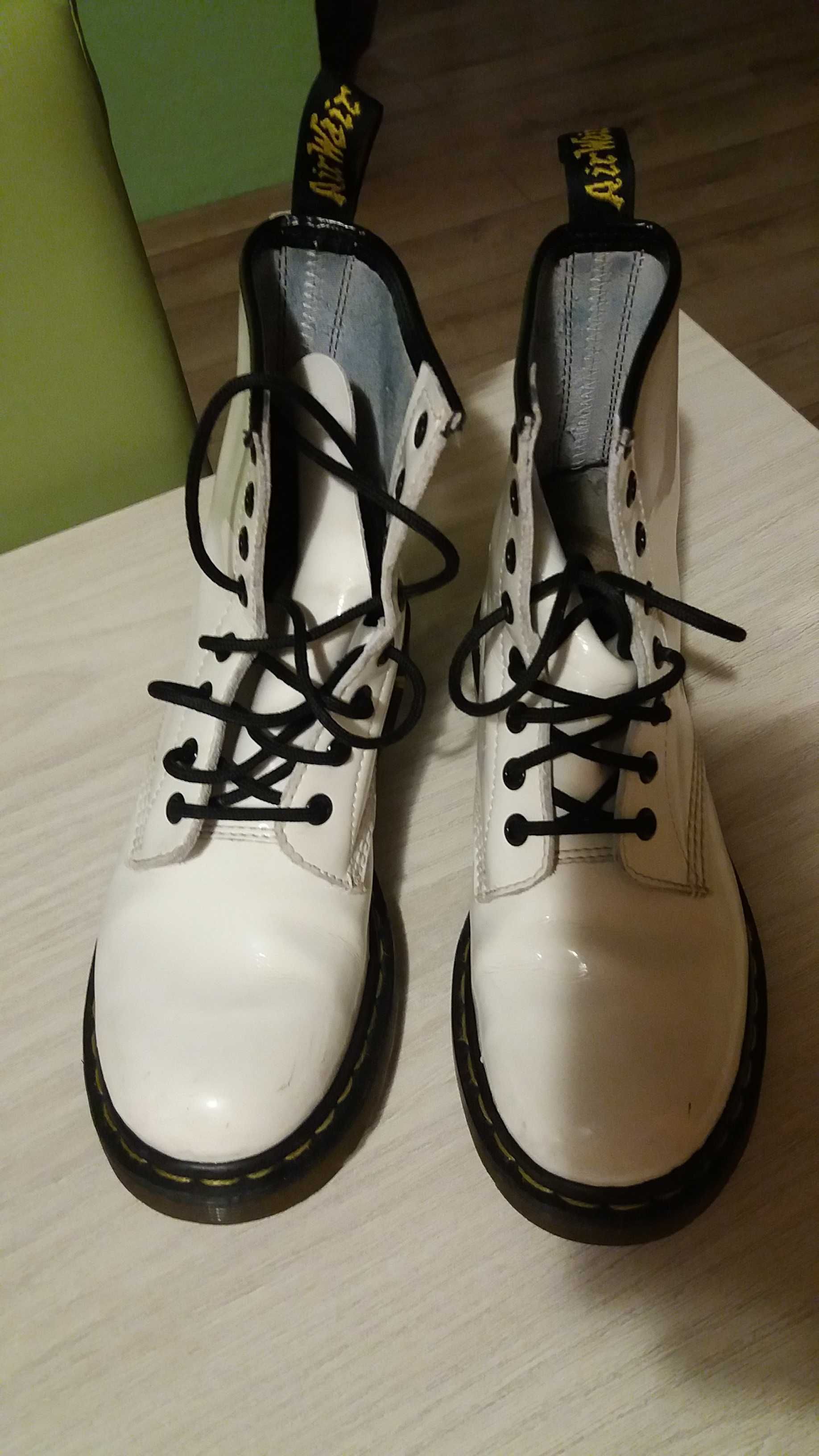 Dr. Martens bocanci dama albi ghete Baia Mare OLX.ro