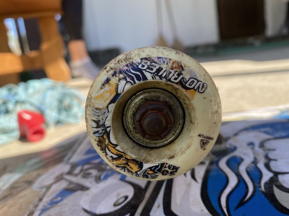 Skateboard patru roți