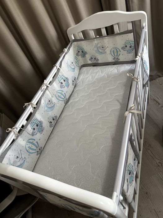 Кроватка детская с маятником