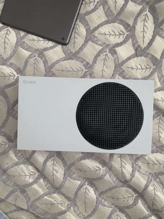 Продам xbox series s 2 джостика