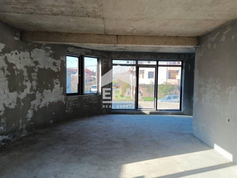 Самостоятелна къща на двадесет минути растояние от центъра на Бургас