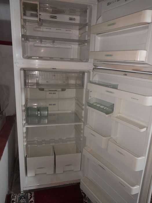 Холодильник сотилади