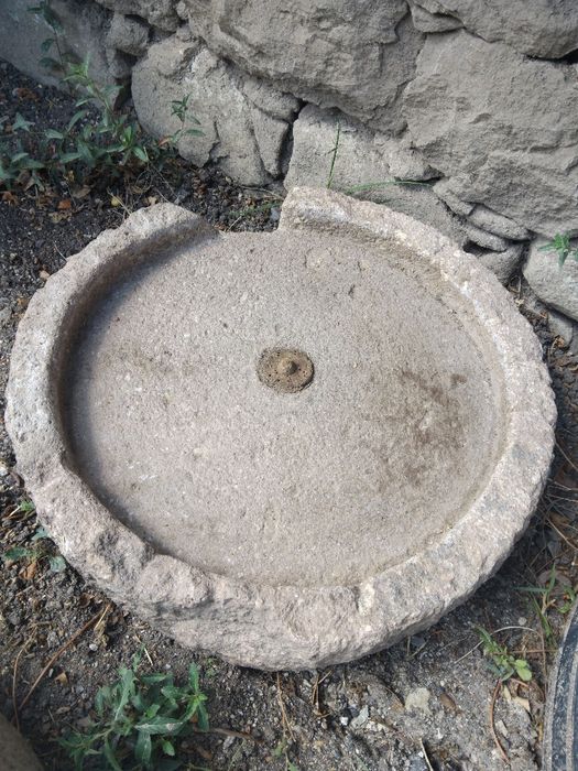Стар камък за мелене на брашно