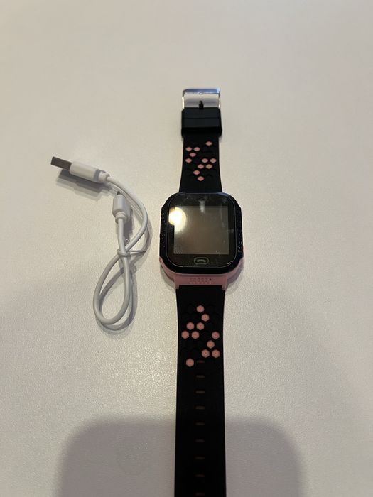 Vând 2 smartwatch-uri pentru copii, foarte puțin utilizate.