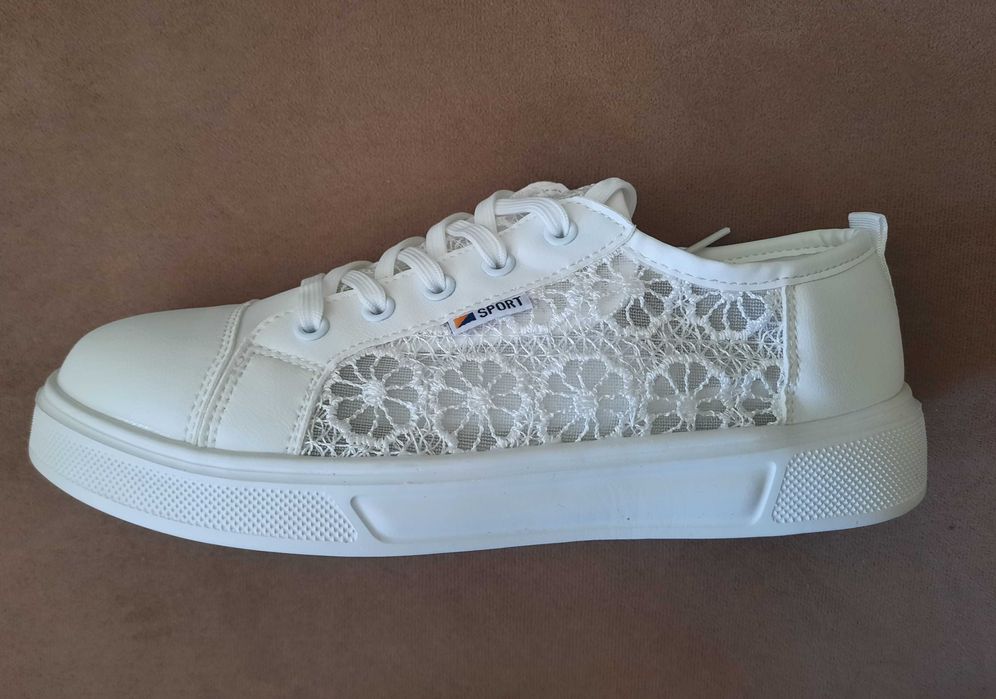 Нови дамски сандали в леопардов принт и бели летни обувки с дантела.