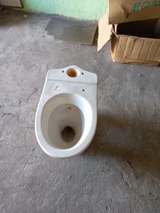 Унитаз . Бачок есть