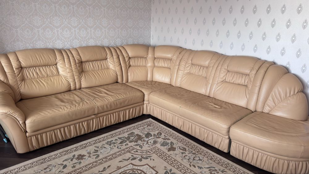 Продам угловой диван и кресло