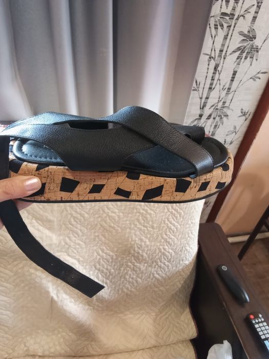 Сандали кожаные новые