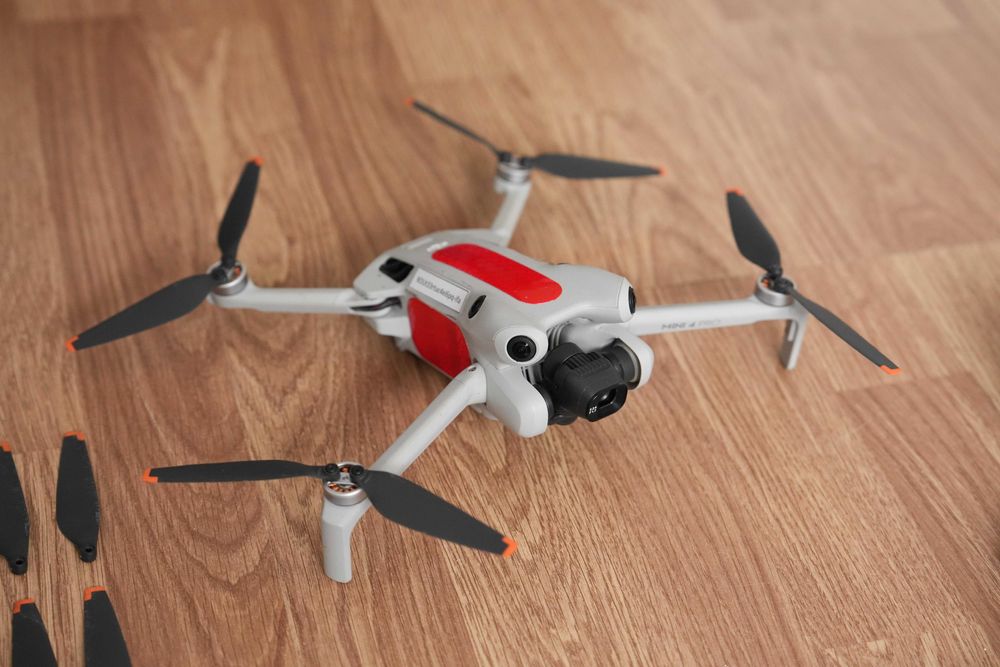 DJI Mini 4 Pro Drona 4 K Fly More Combo + DJI RC 2