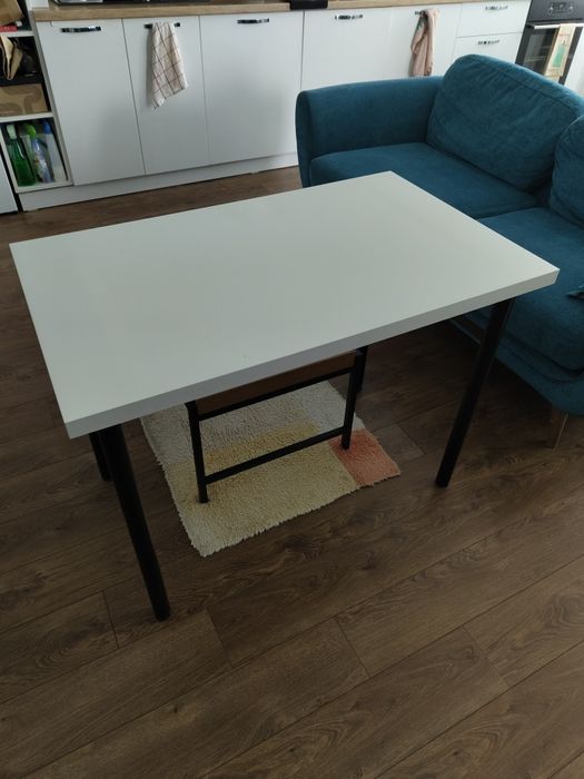 Birou/Masă IKEA Blat alb cu 4 picioare negre. Utilizată. Are uzuri  superficiale.