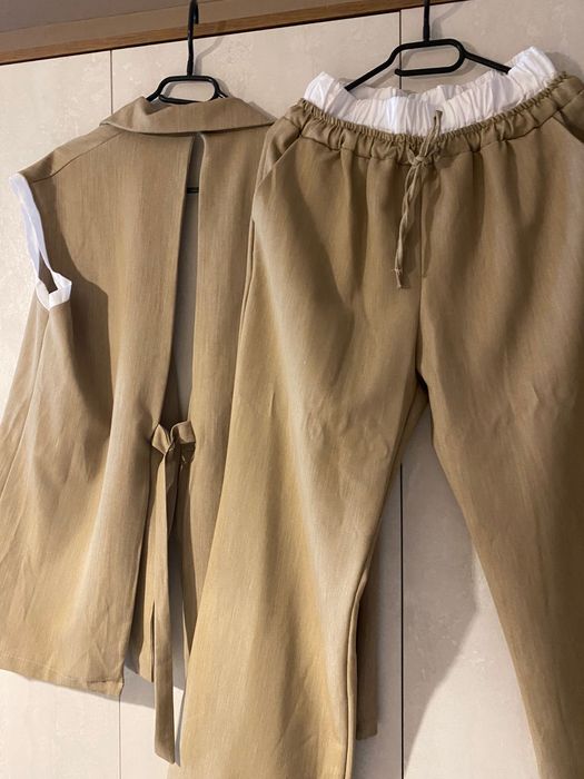 Костюм елек с гол гръб и панталон