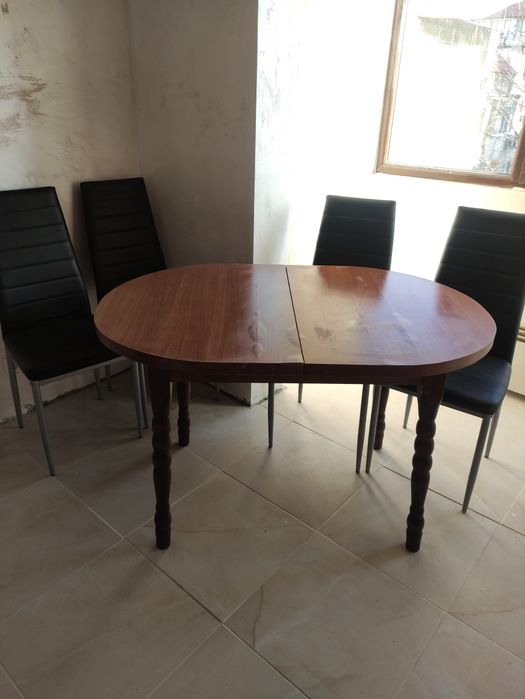 Разтегателна трапезна маса  в комплект с 4 стола