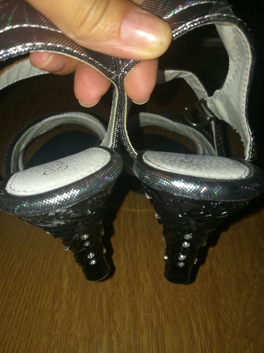 Продам Босоножки