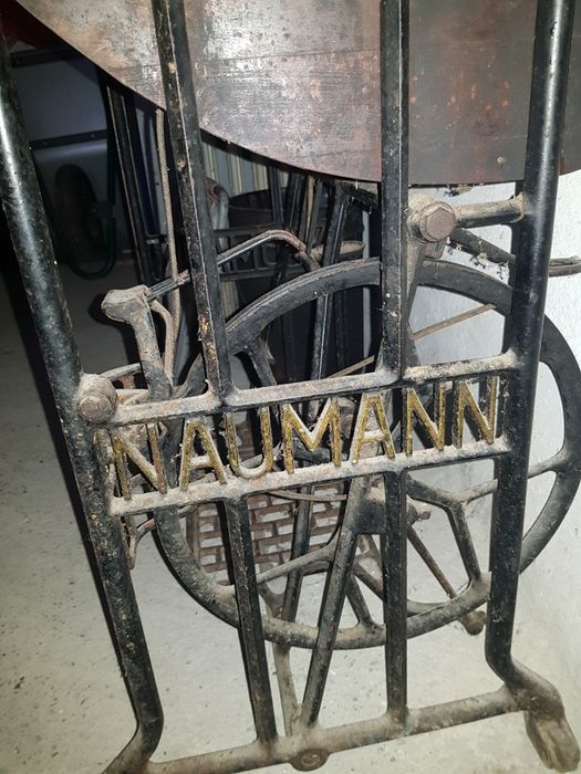 Mașina de cusut Naumann veche de colecție..