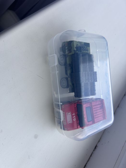 Продам игрушки машинки в боксе 2 шт.