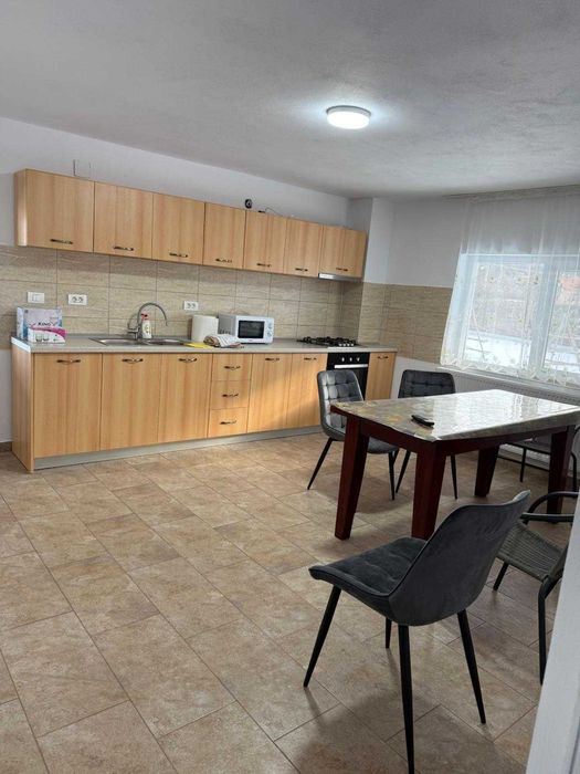 Inchiriez casa 215 mp, parter + etaj, 4 dormitoare, bucatarie, 3 bai
