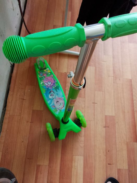 Самокат детский цвет зелёный