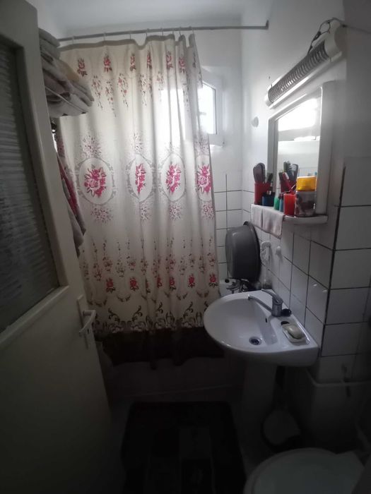 apartament cu 2 camere  bucatarie,hol, baie