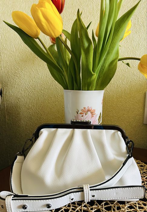 Белая дамская сумка