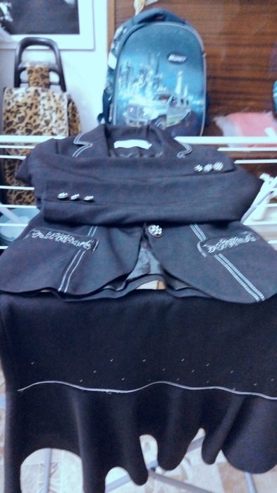 Костюм женский,(пиджак и юбка), размеры42-44подойдёт.