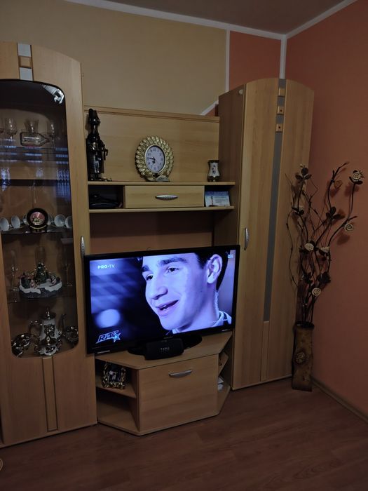 Vând mobila sufragerie, canapea și tv full HD.