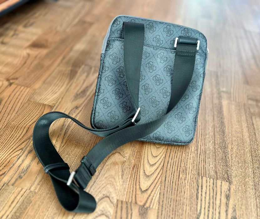 Оригинална GUESS Чанта за през рамо MILANO CROSSBODY FLAT *КАТО НОВА* Сива