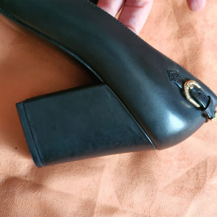 Pantofi cu toc pătrat