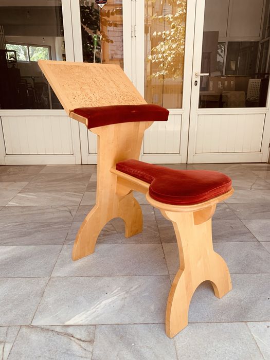 Ергономичен дървен стол / kneeling chair с регулируема поставка