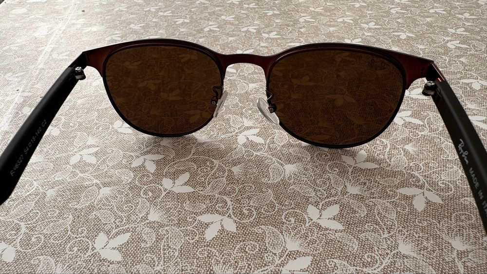 Очки Ray-Ban.