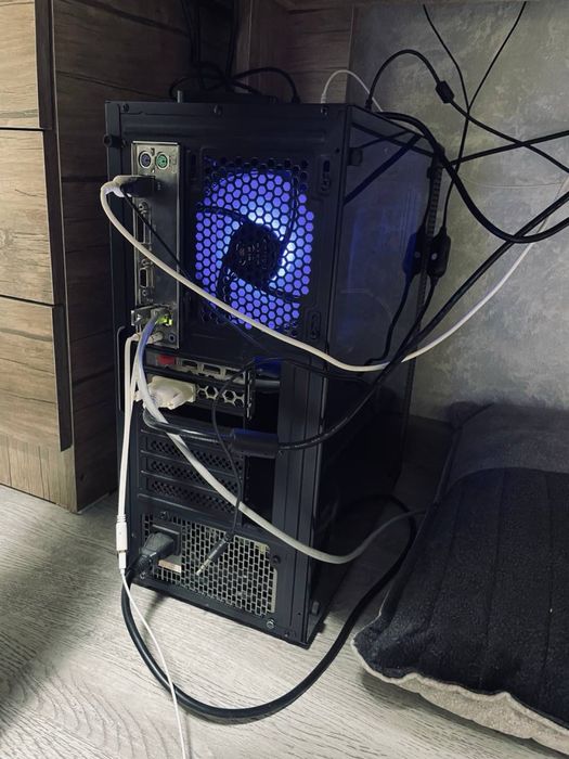 Продается игровой пк с тремя мониторами