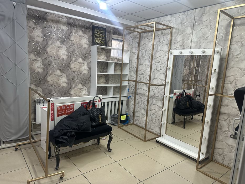 Продам бутик полностью с оборудованием.