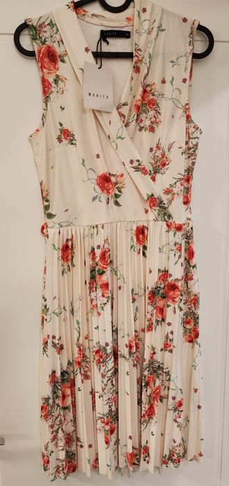 Чисто нова рокля с плисе MOHITO