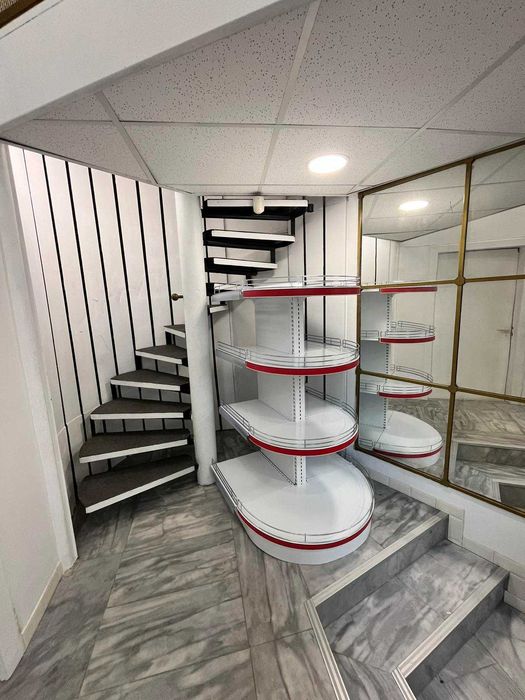 Двустранен островен стелаж метален с овални рафтове за магазини НОВ