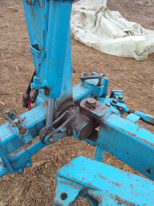 Vând plug lemken opal 80 reversibil 2 brazde foarte puțin folosit.