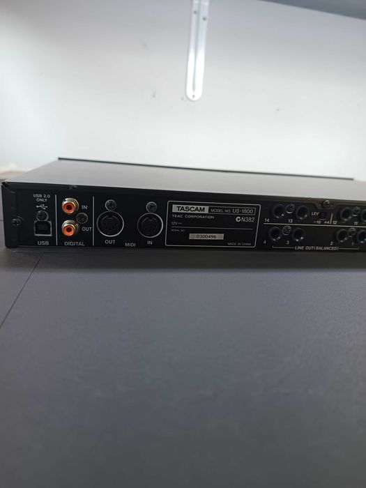 Студийна аудио карта TASCAM US-1800 с фантомно захранване
