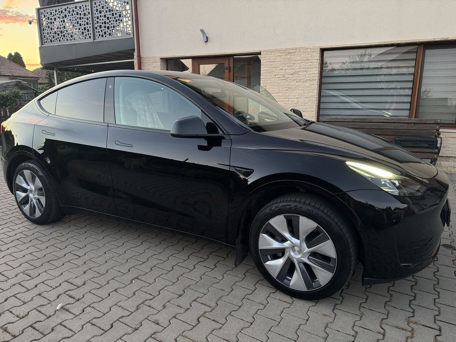 TESLA. Y an 2023, RWD