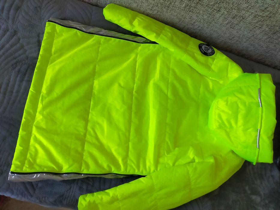 Продам куртку весна на девочку