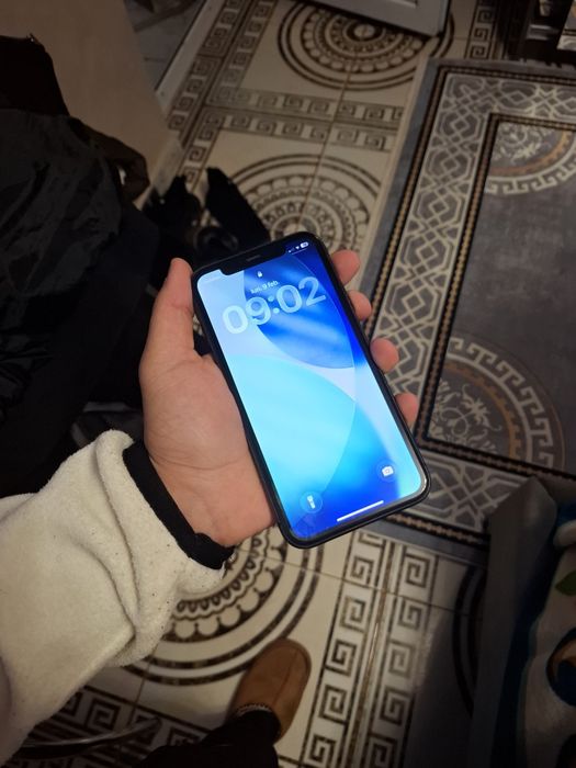 Vând iphone 11 simplu