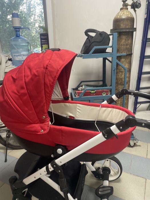 Коляска детская красная